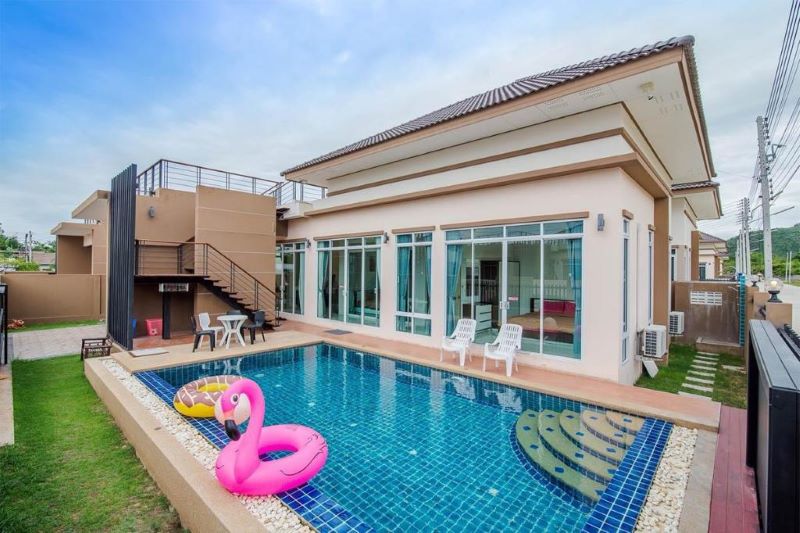 6 Things to Know When Renting Out a House With a Pool