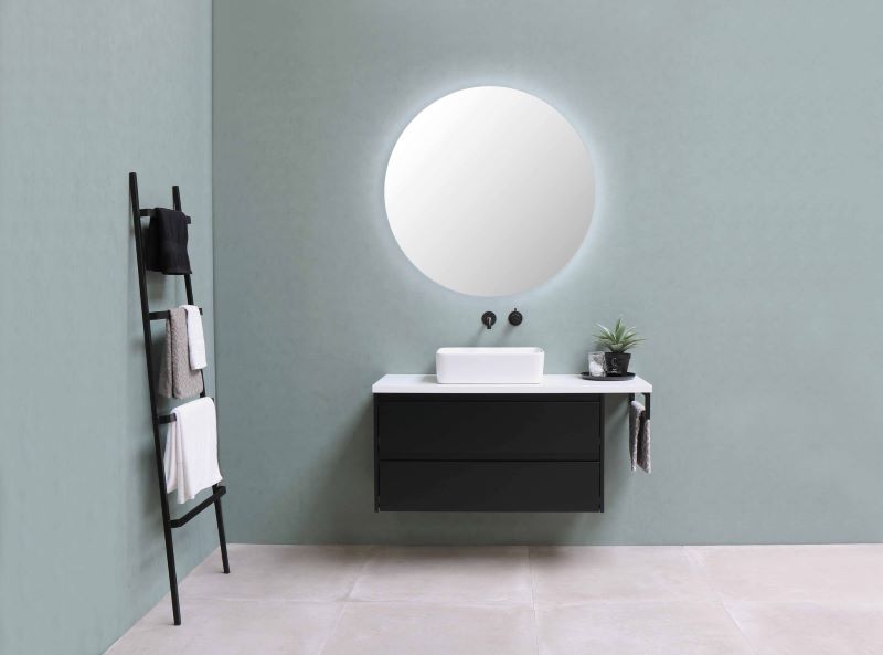 A picture presenting the opposite of the mistakes to avoid when renovating a bathroom, ensuring sufficient lighting